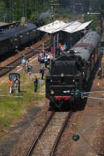 Dampfzge im  Planeinsatz : Diverse Nahverkehrsleistungen um Nrdlingen wurden whrend der Festwoche zum 40-jhrigen Jubilum des Bayrischen Eisenbahnmuseums mit Dampf bespannt. Zeitgleich starten diese beiden schwarzen Schnheiten in unterschiedliche Richtungen... (13.06.2009).