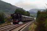 Am 20. September 2009 brettert 01 045 mit ihrem Eilzug von Bad Kreuznach nach Idar-Oberstein in voller Fahrt durch Kirnsulzbach im Nahetal.