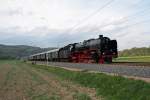 Da die Arbeiten an der vereinseigenen 50 3552 noch andauern, bernahm die Frankfurter 01 118 am 01.05.2010 den Sonderzug der Museumseisenbahn Hanau zum 2.Dampfloktreffen nach Bebra. Hier ist er bereits auf der Rckfahrt zwischen Mecklar und Bad Hersfeld.