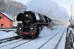 Lok 01 0509-8 der Pressnitztalbahn dampft mit dem  Nikolaussonderzug  im Elbtal entlang (hier beim Passieren der Station Obervogelgesang), ihrem Ziel Prag entgegen.