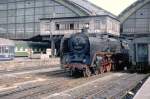 01 2207-7 Berlin Ostbahnhof April 1976. Die Lok hat den Zug abgestellt und setzt auf dem Nebengleis um.