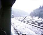 TEIL 2 der Sonderfahrt nach Konstanz.
ber den Schwarzwaldhhen lag noch Schnee als eine 221 uns auf dem Gegengleis entgegenrhrt. Wir staubten im gutgeheizten Zug nach Konstanz.