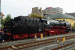 01 118 am Vormittag des 06.09.2014 auf Gleis 3 in Schweinfurt Hbf. Die Maschine wird gerade von ihrem Sonderzug der Historischen Eisenbahn Frankfurt abgekuppelt, um dann mit Hilfe der Feuerwehr ihre Wasservorräte zu ergänzen und hierauf ans andere Ende des Zuges umzusetzen. Kurz darauf geht es weiter nach Meiningen zu den XX. Dampfloktagen.