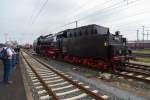 Ein regelrechtes  Schaulaufen  vor zahlreichen Fotografen absolvierte 01 118 der Historischen Eisenbahn Frankfurt, bei ihrer Rangierfahrt zum Umsetzen, am Vormittag des 06.09.2014 im Schweinfurter Hauptbahnhof. Hinten im Bild steht der Sonderzug des genannten Vereins, welchen sie heute zu den XX. Meininger Dampfloktagen bringen wird.