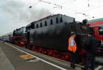 Kurz vor Abfahrt von 01 118 mit ihrem Sonderzug der Historischen Eisenbahn Frankfurt in Richtung Meiningen, ist am Bahnsteig 3 im Schweinfurter Hauptbahnhof noch Zeit für einen kleinen Plausch unter Fachleuten. (Aufnahme vom 06.09.2014)