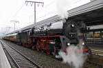 Zum 80. Geburtstag kommt Schnellzugdampflok 01 0509-8 am 21.03.2015 in Essen an.

Als 01 0143 wurde die Lok bei Krupp in Essen gebaut.