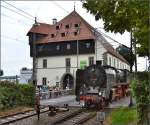 Nach vielen Jahren endlich mal wieder Besuch einer alten Dame 01. Ausfahrt aus Konstanz mit 01 118 der Historischen Eisenbahn Frankfurt im Auftrag des Lindauer Reisebüros. Im Hintergrund das noch viel historischere Konstanzer Konzilsgebäude, dieser Tage erinnert es an die Verbrennung des Reformators Jan Hus vor 600 Jahren. Konstanz, Juni 2015.

Weil es der alten Dame so gut gefallen hat, kommt sie am kommenden Samstag geradewegs noch einmal nach Konstanz, bei den Ulmer Eisenbahnfreunden gibt es genauere Daten.