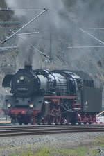 Die Dampflokomotive 03 2155-4 rangiert im April 2017 in Tharant.