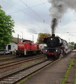Traditionsgemeinschaft Bw Halle 03 1010 trifft auf DB Cargo 294 859-4 am 24.04.16 in Hanau Hbf 