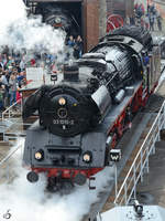 Die Dampflokomotive 03 1010-2 befährt die Drehscheibe des Eisenbahnmuseums in Dresden.
