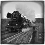 DAMPFWOLKEN rund um SAALFELD: Vom 27.03.2026 bis 06.04.2026 war Wedler & Franz Logistik wieder mit ihrer Dampflok 03 2155-4 in Thüringen unterwegs. Alle Fahrten starteten in Saalfeld/Saale. Hier ist WFL 03 2155-4 am 27.03.2026 nach einem Kreuzungshalt im Bahnhof Stadtilm auf dem dortigen Viadukt unterwegs. Der Zug hatte 10 Minuten Verspätung, aber die Fotowolke war pünktlich! Das Viadukt wurde vom 03.12.1891 bis 28.06.1893 erbaut und hat eine Gesamtlänge von 201,30 m, besitzt 13 Bögen und ist 18 m hoch. Es galt damals als eine der größten Eisenbahnbrücken. Die Schlußsteinlegung erfolgte am 28.6.1893 unter Anwesenheit des Fürstenpaares von Schwarzburg-Rudolstadt und weiteren Ehrengästen. 