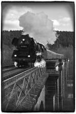 DAMPFWOLKEN rund um SAALFELD: Vom 27.03.2026 bis 06.04.2026 war Wedler & Franz Logistik wieder mit ihrer Dampflok 03 2155-4 in Thüringen unterwegs. Alle Fahrten starteten in Saalfeld/Saale. Hier ist WFL 03 2155-4 am 27.03.2026 nach einem Kreuzungshalt im Bahnhof Stadtilm auf dem dortigen Viadukt unterwegs. Der Zug hatte 10 Minuten Verspätung, aber die Fotowolke war pünktlich! Das Viadukt wurde vom 03.12.1891 bis 28.06.1893 erbaut und hat eine Gesamtlänge von 201,30 m, besitzt 13 Bögen und ist 18 m hoch. Es galt damals als eine der größten Eisenbahnbrücken. Die Schlußsteinlegung erfolgte am 28.6.1893 unter Anwesenheit des Fürstenpaares von Schwarzburg-Rudolstadt und weiteren Ehrengästen. 