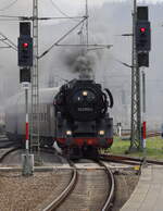 Nun löst sich das Rätsel, warum der Fotograf  nach Saalfeld fuhr....
Dampfsonderzug  der WFL . 27.03.2026  15:31 Uhr.
Selbiger fuhr die Runde Saalfeld - Stadtilm - Arnstadt - Erfurt - Weimar-Jena West - Kahla -Rudolstadt Saalfeld, also über die Strecken : 561  565  560.2/1