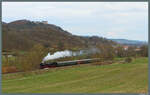 Unterhalb der Burg Greifenstein bei Bad Blankenburg dampft 03 2155 der WFL am 03.04.2026 mit ihrem Sonderzug Richtung Arnstadt.