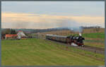 Mit ihrem Sonderzug nach Saalfeld passiert 03 2155 am 03.04.2026 den Ort Kleinschwabhausen.