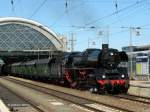 03 1010 mit dem Sonderzug und 52 8177 am Zugende rckt vor, um auf dem Gegengleis zurck zum Bw DD-Altstadt zu fahren.