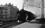 Im Gegenlicht: 03 2172-9 verlässt im August 1977 den Bahnhof Dresden Mitte in Richtung Görlitz