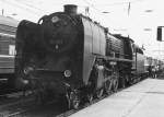 03 001 in Erfurt Hbf am Bahnsteig 6, Foto um 1985, Sonderzug des DMV