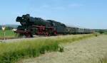 03 2295 zog am 14.6.09 den Bayernbahn-Traditionszug nach Nördlingen. Rechts vom Bildrand liegt der Wassertrüdinger Stadtteil Schobdach. (Blick nach Nordwesten)