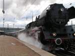 03 2295 bei Ausfahrt aus dem Mnchner Hbf. mit dem Glockenexpress nach Passau