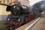 03 1010 legt am 08.10.2011 mit dem Historischen Schnellzug des Traditionszug Berlin e.V. auf seiner Fahrt von Berlin zum Eisenbahnfest im Bw Weimar einen Zwischenstop zum Wasserfassen auf Gleis 7 in Halle/Saale Hbf ein.