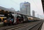 Nun ist 03 1010 am Zug und die Fahrt kann weiter gehen , Essen Hbf 03.11.2012