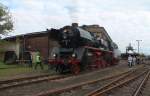 Die 03 1010-2 hat sich gerade auf der Drehscheibe prsentiert und jetzt fhrt sie am Ringlokschuppen vorbei in die Abstellung. So gesehen beim 9. Berliner Eisenbahnfest im Bw Berlin-Schneweide am 08.09.2012. 