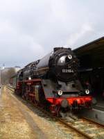 03 2155-4 war am 31.03.13 mit einer Osterfahrt unterwegs, von Nossen nach Greiz. Hier zusehen beim Wasser fassen in Greiz, mit dem Greitzer Schloss im Hintergrund