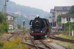 03 2155-4 hat ihren Sonderzug im Bahnhof Meiningen stehen lassen und macht sich auf den Weg als Gast im Dampflokwerk Meiningen willkommen geheißen und versorgt zu werden. Aufgenommen am 06.09.2014.