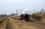 03 1010-2 mit dem Sonderzug  Nostalgische Rheingold-Dampf-Schnellzugfahrt nach Berlin  von Münster(Westf)Hbf bis ins Technikmuseum Berlin, bei der Durchfahrt in Brandenburg(Havel).