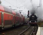 Schnellzug-Dampflok 03 1010-2 mit historischen Rheingold-Wagen am 11.10.2014  bei der Einfahrt in den Hbf KOBLENZ neben DB-Regio-Zug.