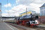 Die Dreizylinder-Schnellzug-Dampflokomotive 03 1010-2, ex DR 03 0010-3,  der Traditionsgemeinschaft Bw Halle P e.V. fährt am 05.04.2015 mit dem Dampfsonderzug (Osterfahrt) der Eisenbahnfreunde Treysa e.V. in den Hauptbahnhof Siegen ein.  

Die Lok wurde 1940 von der Lokomotivfabrik Borsig in Berlin unter der Fabriknummer 14921gebaut, der Kessel (ReKo-Kessel) wurde 1959 vom Raw Meiningen unter Fabriknummer 23 gebaut. Die meisten Lok bekamen im Rekonstruktionsprogramm eine Mischvorwärmer-Anlage, jedoch nicht die 03 1010 sie behielt ihre Oberflächenvorwärmer. Da die Lok mit Riggenbach-Gegendruckbremsen ausgestattete Lokomotiven, bei der VES M in  Halle vorwiegend als Bremslokomotiven eingesetzt wurden. Der gekuppelte Tender ist von der ehem. 03 1016. 

Vom August 1967 bis Januar 1982 wurde die Lok mit einer Ölfeuerung eingesetzt und fuhr somit als DR 03 0010-3.

Eigentümer der Lok ist das DB Museum Nürnberg, sie ist eine Leihgabe an den Förderverein Schnellzugdampflok 03 1010 e.V. Seit Juli 2011 ist die Lok wieder betriebsfähig. Im August 2014 erhielt die Lok im DLW Meiningen eine Kesseluntersuchung. Im Verlauf ihres Lokomotivlebens hat die 03 1010 bisher mehr als 2,3 Millionen Kilometer zurückgelegt, seit der Wiederinbetriebnahme sind es schon über 80.000 km.
Die angeschriebene NVR-Nummer ist 90 80 0013 010-8 D-HLP

Quellen: http://www.03-1010.de/index.html  und http://www.eisenbahn-museumsfahrzeuge.com

