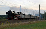 03 2155 bespannte am 03.09.16 einen Sonderzug von Berlin nach Meiningen. Am Morgen rollt der Sonderzug durch Burgkemnitz Richtung Bitterfeld.