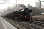 Bei neblig, kaltem Dezemberwetter fährt die 03 2155-4 mit dem historischen Schnellzug der DLB zum Weihnachtsmarkt nach Rheinsberg (Mark).