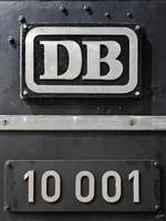 Schilder an der Dampflokomotive 10 001.