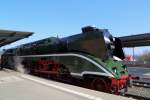 Soeben ist Dampflok 18 201, mit einem Sonderzug der SVC, am Vormittag des 29.03.2014 auf Gleis 1 im Bahnhof Arnstadt eingelaufen.
