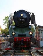 DR 18 201, mit einer Höchstgeschwindigkeit von 182,4 km/h eine der schnellsten betriebsfähigen Dampflokomotiven der Welt, wird auf der Drehscheibe des DB Museums Halle (Saale)