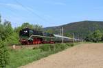 Am 10.05.18 fuhr die 18 201 mit 243 005 zu einer Mehrtagesfahrt von Halle nach Wien. Hier ist der Zug bei Remschütz zu sehen.