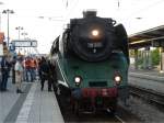 WFL-Sonderzug mit 18 201 von Rostock nach Dresden am 07.06.2008. Wassernehmen und Lagerkontrolle in Neustrelitz bei der Rckfahrt.