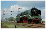 Dampflokparade in Wolsztyn am 3.5.2008. 18 201 der Deutsche Reichsbahn (DDR) entstand 1960-61 im Reichsbahnausbesserungswerk Meiningen aus der Henschel-Wegmann-Zug-Lokomotive 61 002, dem Tender der 44 468 und Teilen der H 45 024 und BR 41. Sie ist die schnellste betriebsfhige Dampflokomotive der Welt. 1967 wurde 18 201 auf lfeuerung umgebaut. Im Jahr 1972 wurde bei einer Testfahrt eine Geschwindigkeit von 182,4 km/h gemessen. Zwischen April 2002 und Juli 2005 war die Lok in einer roten Sonderlackierung unterwegs. Die Lokomotive war bis Januar 2006 Gegenstand eines Streits zwischen ihren Besitzern und der Deutschen Bahn AG. Es wurde auch ein Verkauf ins Ausland in Erwgung gezogen. In der Zwischenzeit haben aber die Hallenser Denkmalschtzer einen Export ins Ausland einen Riegel vorgeschoben.
