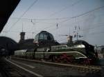 BR 18 201 in der stlichen Ausfahrt des Dresdener Hbf's.