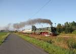 18 201 war am 26.07.2009 wieder einmal im Vogtland unterwegs. Auf ihrer Fahrt nach Augsburg erreicht sie mit ihrem Sonderzug am frhen Morgen Syrau.