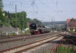 18 201 zieht am 4. Juni 2011 einen Sonerzug von Leipzig Hbf nach Darmstadt-Kranichstein ber Gleis 3 durch Kronach. Gru an alle Mitfotografen und Vormelder.