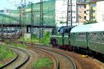 18 201 am 04.06.2011 mit einem Sonderzug des Vereins  Sonderzugveranstaltungen Chemnitz  auf der Fahrt von Leipzig ins Eisenbahnmuseum Darmstadt-Kranichstein, hier unterwegs im Maintal. Auch wenn es so aussieht, die Aufnahme erfolgte NICHT von den Bahngleisen, sondern per Zoom vom letzten Waggon des Zuges aus, in welchem ich selbst Fahrgast war.