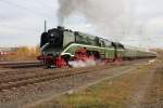 Heute war 18 201 mit einen Sonderzug nach Mnchen unterwegs. Hier bei der Aussfahrt aus Zwickau(Sachs.)Hbf.04.11.2011.