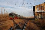 Am 03.12.2011 kam 18 201 wieder mal zum Einsatz. Sie bespannte einen Sonderzug von Chemnitz nach Grlitz. Hier durchfhrt der aus acht Wagen bestehende Zug am Morgen Leipzig-Mockau. 