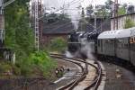 Auf solch engen Kurvenradien, wie hier, kurz hinter der Ausfahrt aus dem Bahnhof Riesa in Richtung Dbeln/Chemnitz, fhlt sich Schnellfahrlok 18 201 mit ihrem riesigen Fahrwerk nicht gerade sehr wohl! Behutsam und beinahe im Schritttempo wird sie vom Lokfhrer mit ihrem Zug der Sonderzugveranstaltungen Chemnitz auf dem Weg von Dresden zu den XVIII. Meininger Dampfloktagen am 01.09.2012 vorsichtig durch diese  Schikane  gesteuert. (Aufnahme per Zoom aus einem Waggon des Zuges)