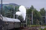 Ausfahrt frei! Ein langgezogener Pfiff aus der Dampfpfeife (siehe Bild!), dann setzt sich Schnellfahrdampflok 18 201 mit einem langen Zug der Sonderzugveranstaltungen Chemnitz (SVC) mit Fahrziel