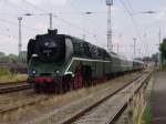 Sonderzug von Dresden-Neustadt nach Rostock Hbf.Aufgenommen am 12.08.06 im Bahnhof Rostock-Seehafen Gleis 268.
Hier im Kombiwerk wurden bei der 18 201 die Betriebsstoffe ergnzt.