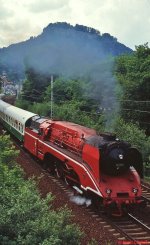 Im Rahmen des Dresdner Dampflokfestes im Mai 2002 war 18 201 im Elbtal unterwegs, hier bei Knigstein. Zu diesem Zeitpunkt war die Lok rot lackiert, der Anstrich wurde von einem groen Modellbahnhersteller finanziert.